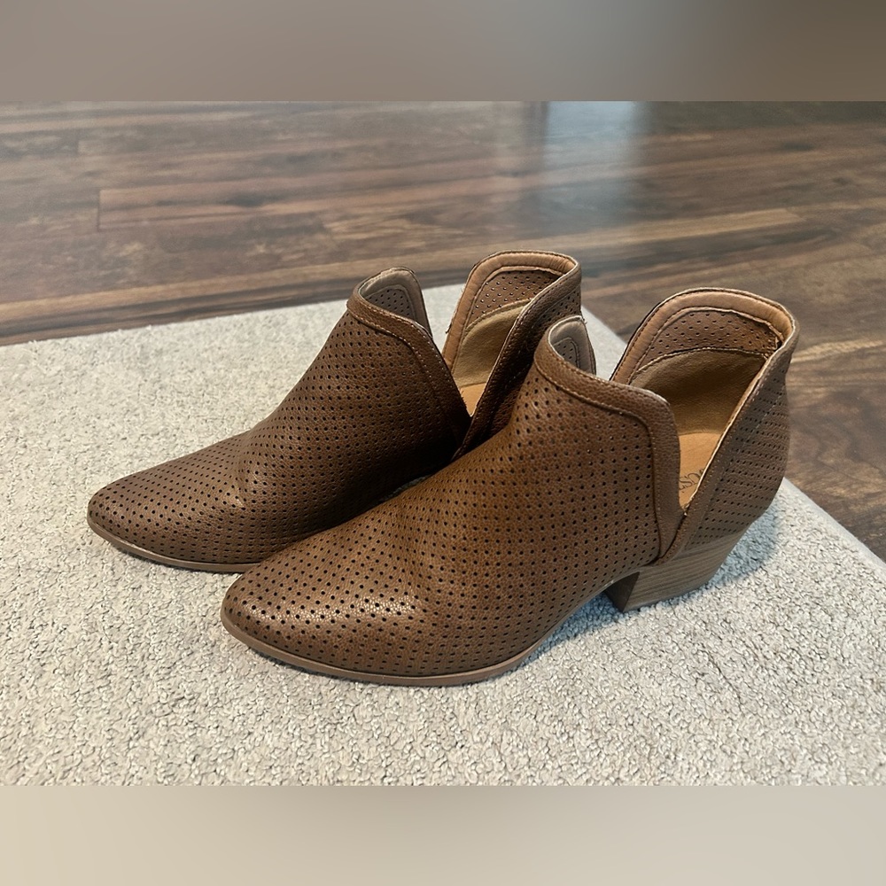 Booties, faux leather tan, barely worn